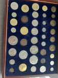 Coleção de 40 moedas em estojo,
