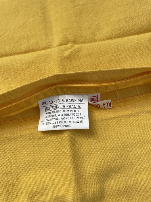 Poszewka ozdobna na poduszkę z frędzlami.