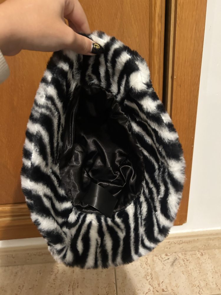 Bucket hat com padrão zebra