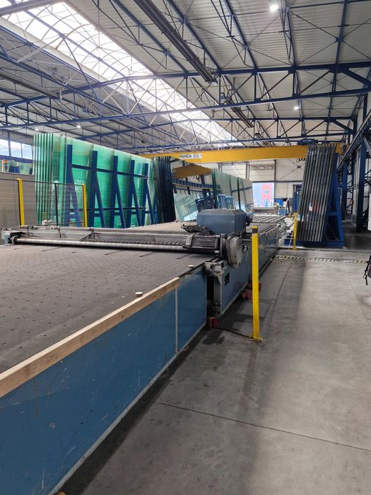 Stół do rozkroju szkła produkcji LISEC wraz z podajnikiem ATH