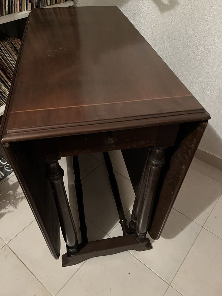 Mesa de sala de abas com gavetas