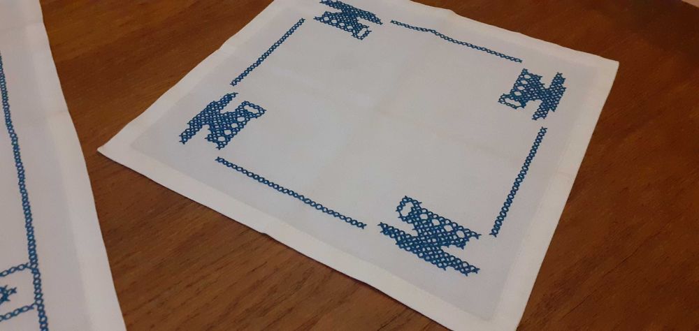 Serwetki 2 szt  bawełniane białe z niebieskim haftem retro