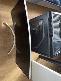 Komputer gamingowy z monitorem i sluchawkami