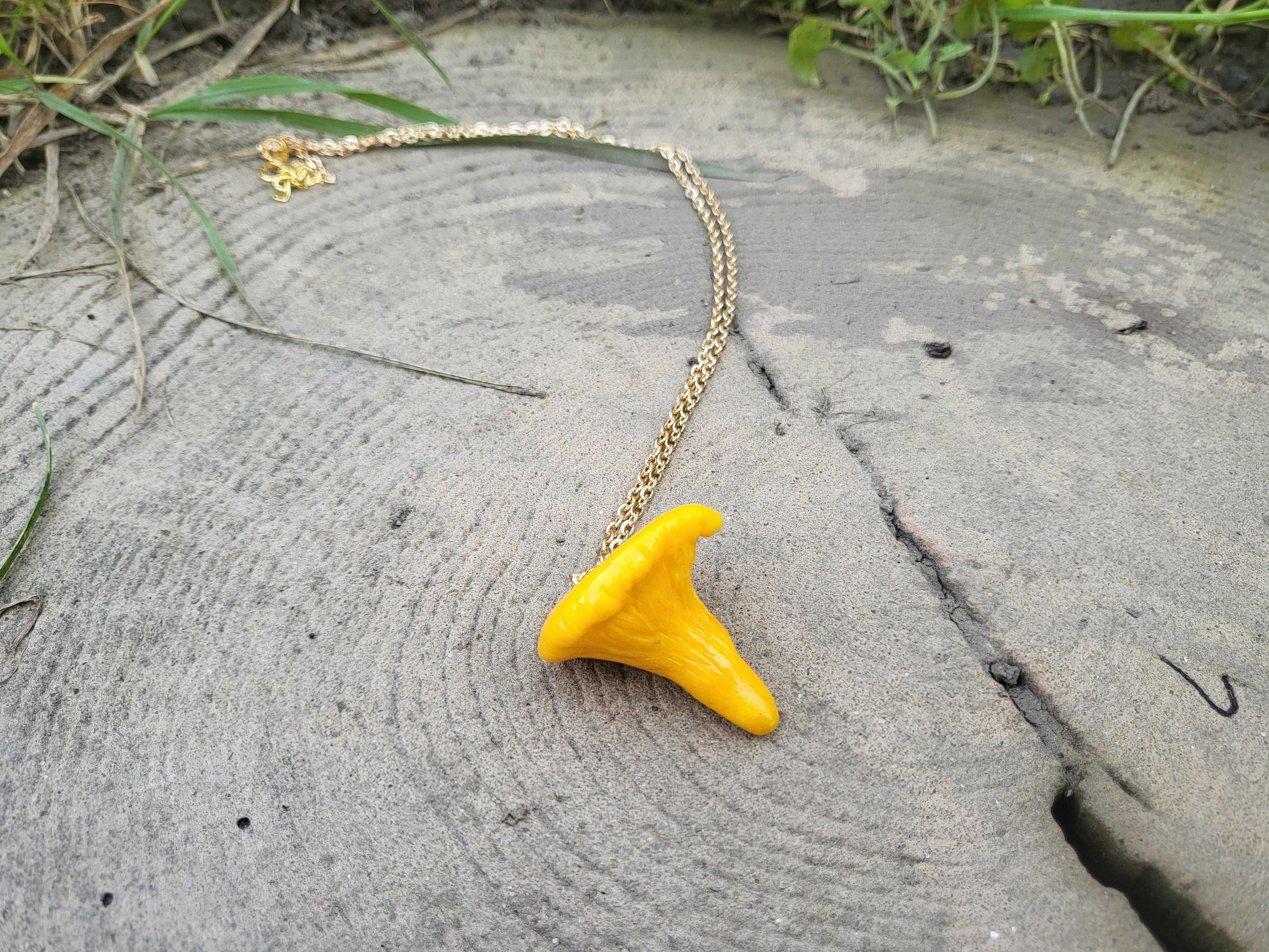 Wisiorek kurka grzyb , jesień, handmade