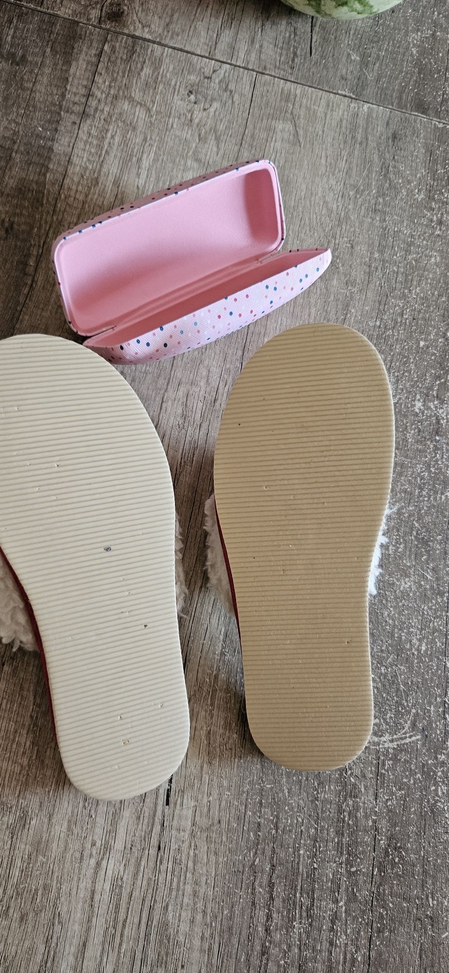 zestaw dla babci,  kapcie i etui na okulary.