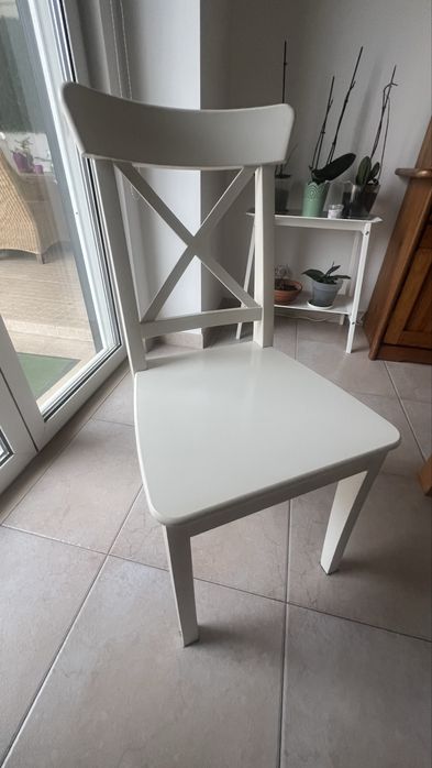 4 cadeiras brancas em madeira