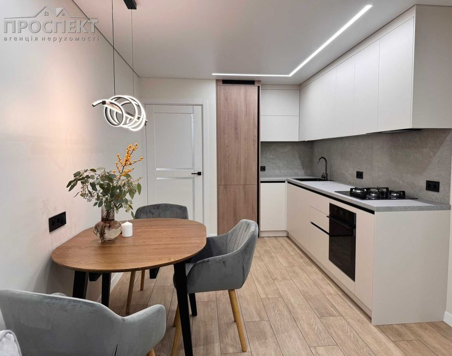 Квартира з новим ремонтом в центрі міста з автономним опаленням