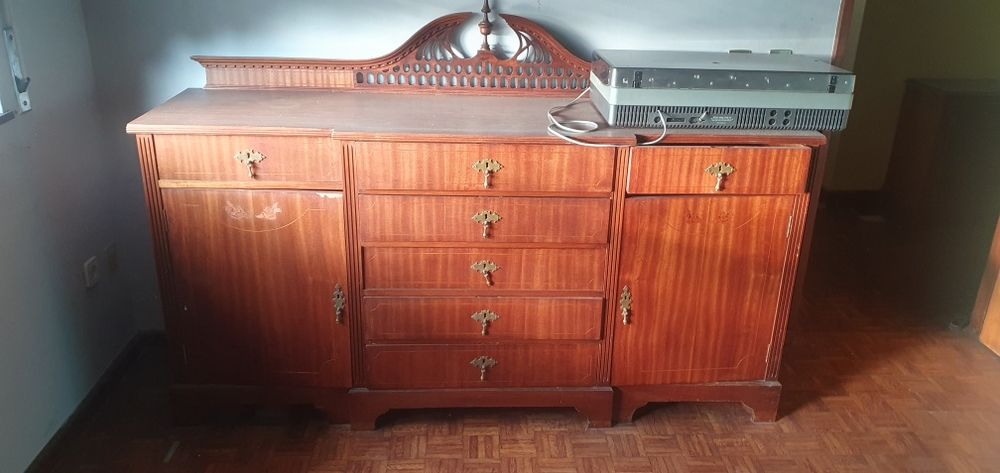 Aparador antigo em madeira maciça: conjunto com cristaleira disponível