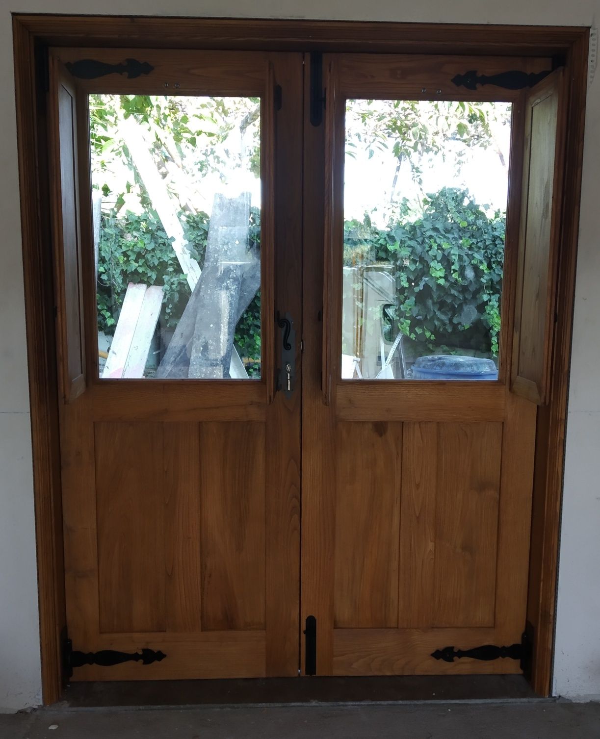 Portas exteriores em madeira maciça duplas ,e normais