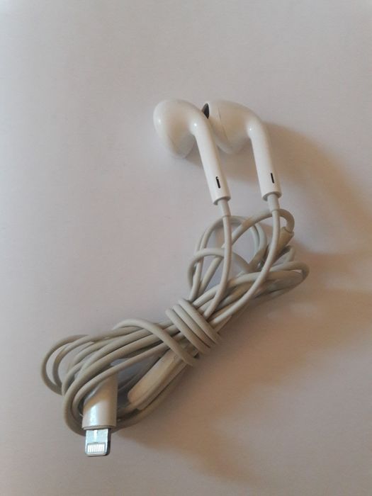 Наушники Apple EarPods with Lightning Connector