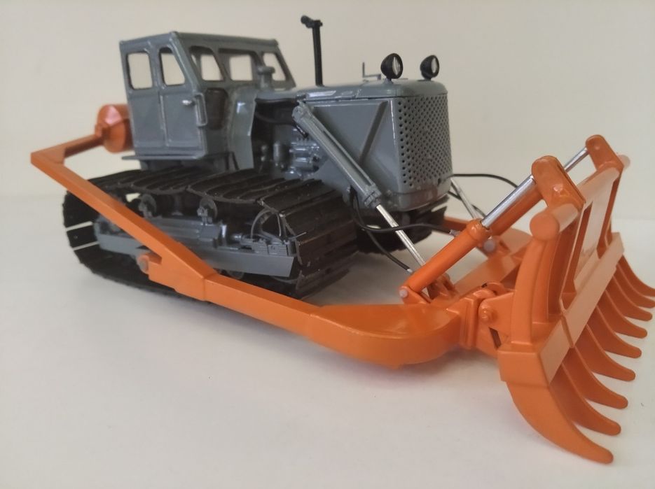 Масштабная модель трактор т-100