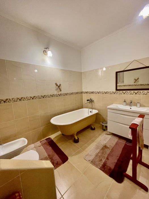 Продам 5 кімнатну квартиру в центрі