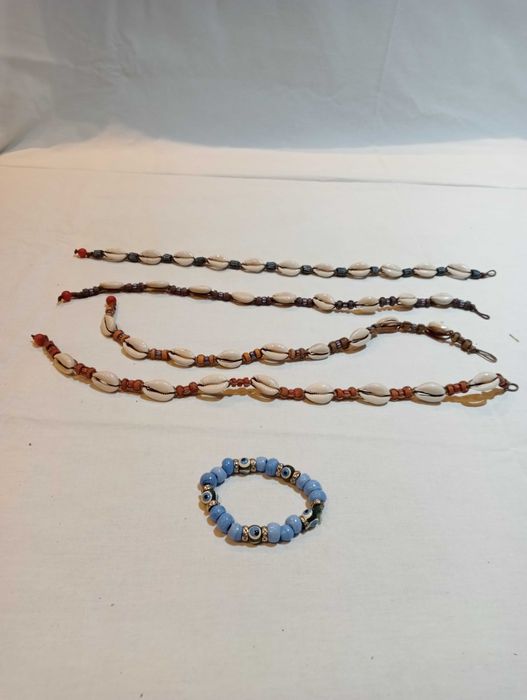 Fios de búzios e pulseira