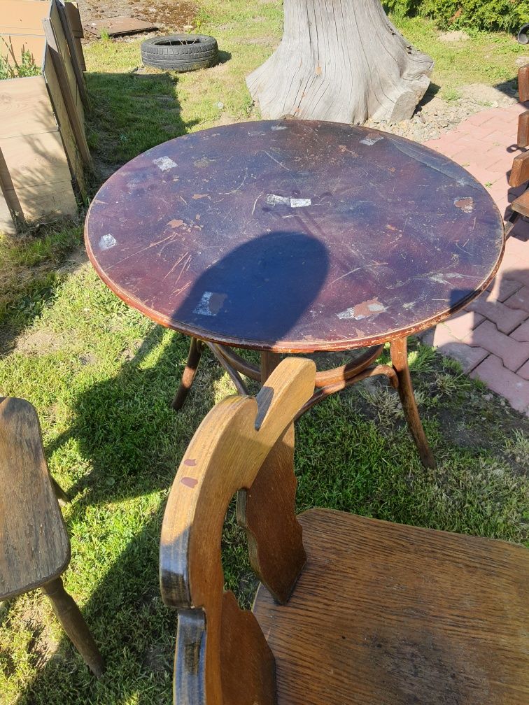 Starodawne krzesła i stół do odnowienia PRL