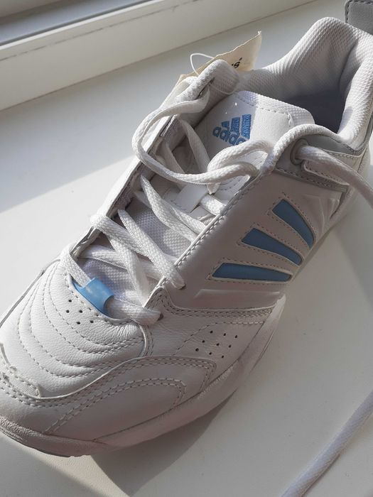 Женские теннисные кроссовки. 37.5