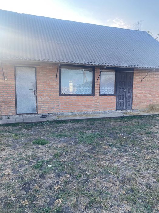 Цегляний будинок у Полтавській області