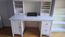 Drewniane białe biurko z nadstawka ikea hemnes