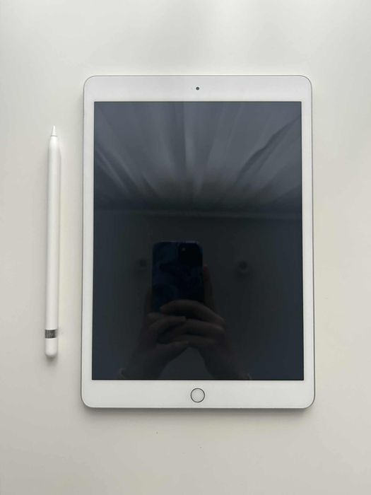Sprzedam iPad 2020 (8. generacja) 32 GB WiFi  z Apple Pencil 1 gen.