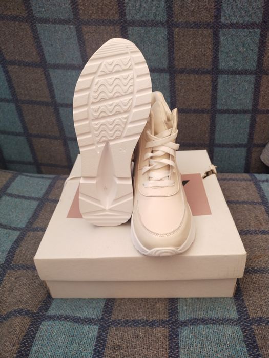 Продам новые женские зимние ботинки