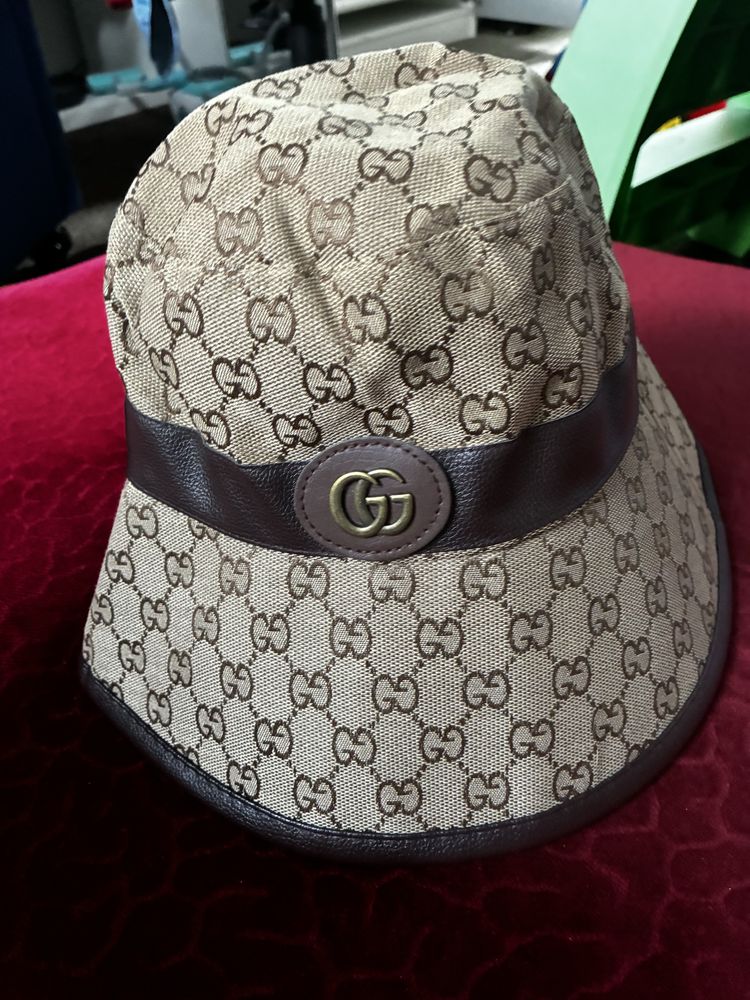Kapelusz, czapka z metką GUCCI.
