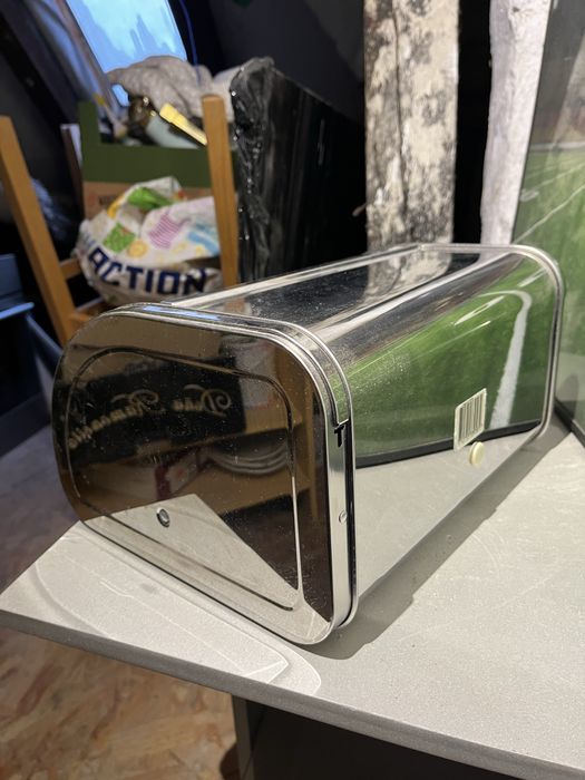 Srebrny metalowt chlebak 31 x 18 x 24 cm