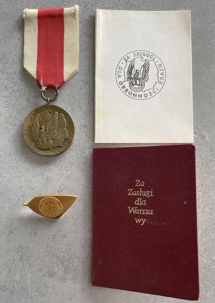 Złota odznaka za zasługi dla Warszawy PRL i medal z legitymacjami