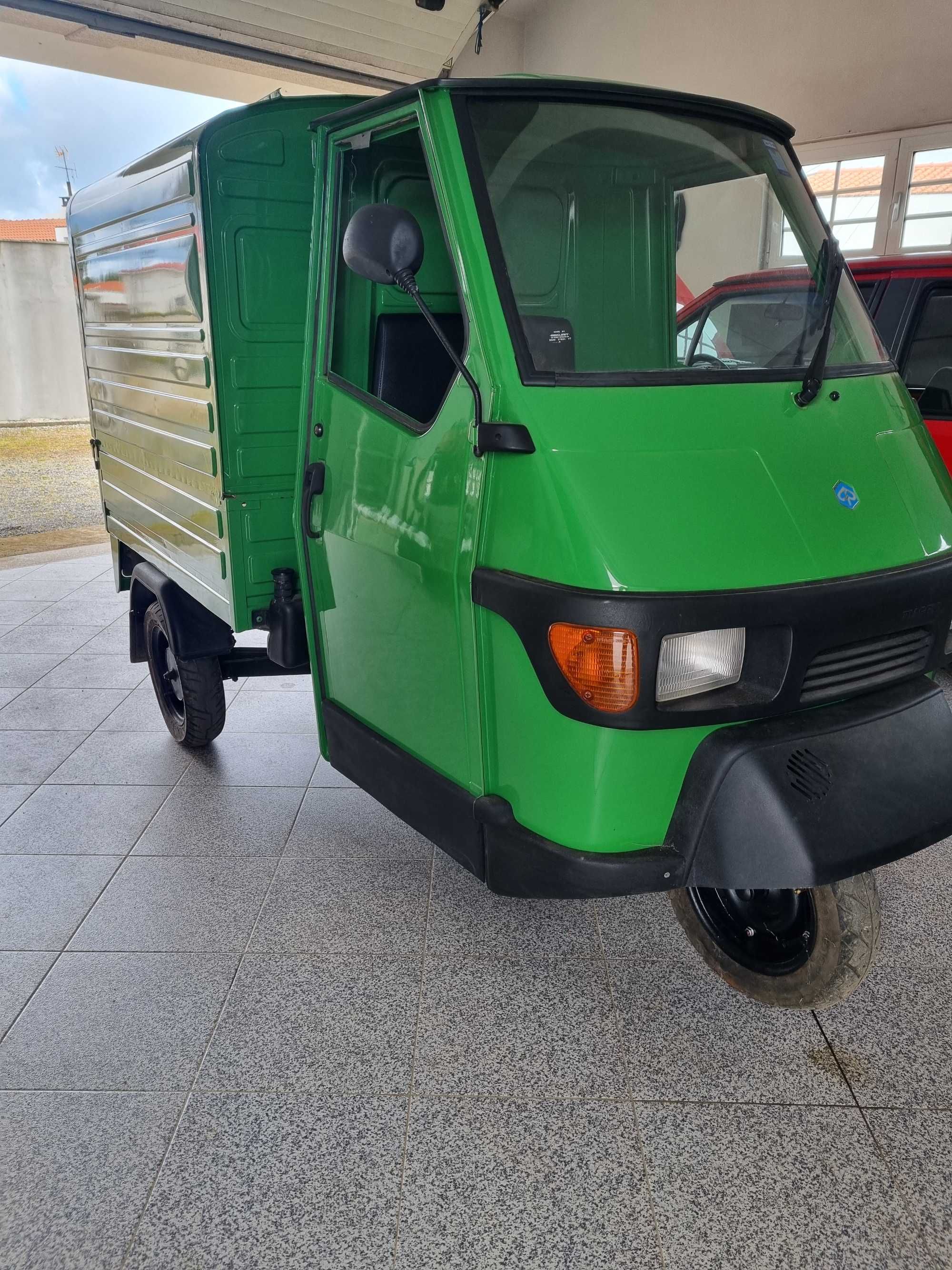 Tuktuk Piaggio verde