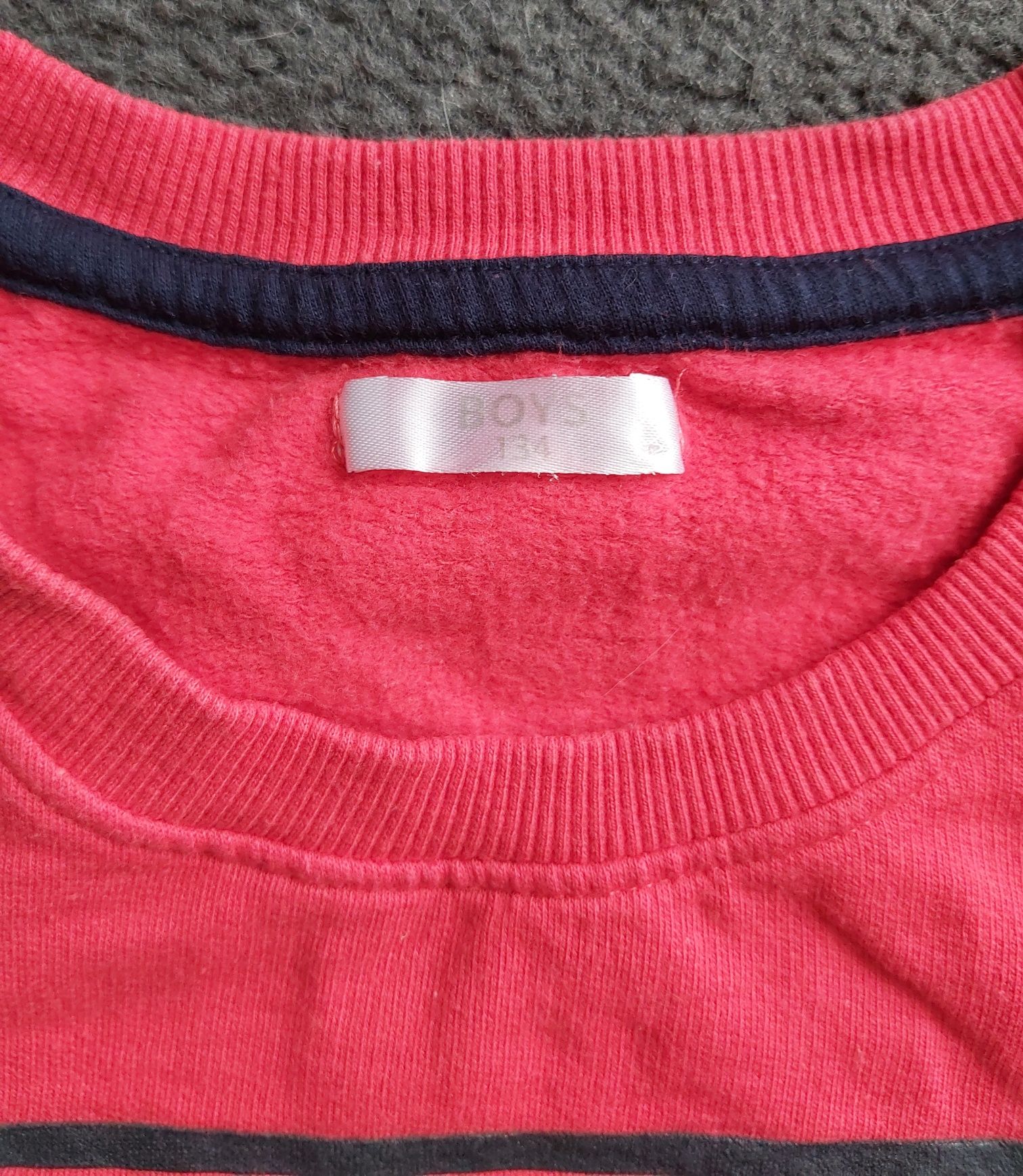 Czerwona chłopięca bluza z napisem rozmiar 134