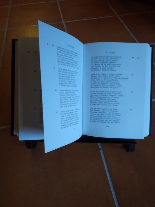 Suporte para livro decorativo em ferro forjado