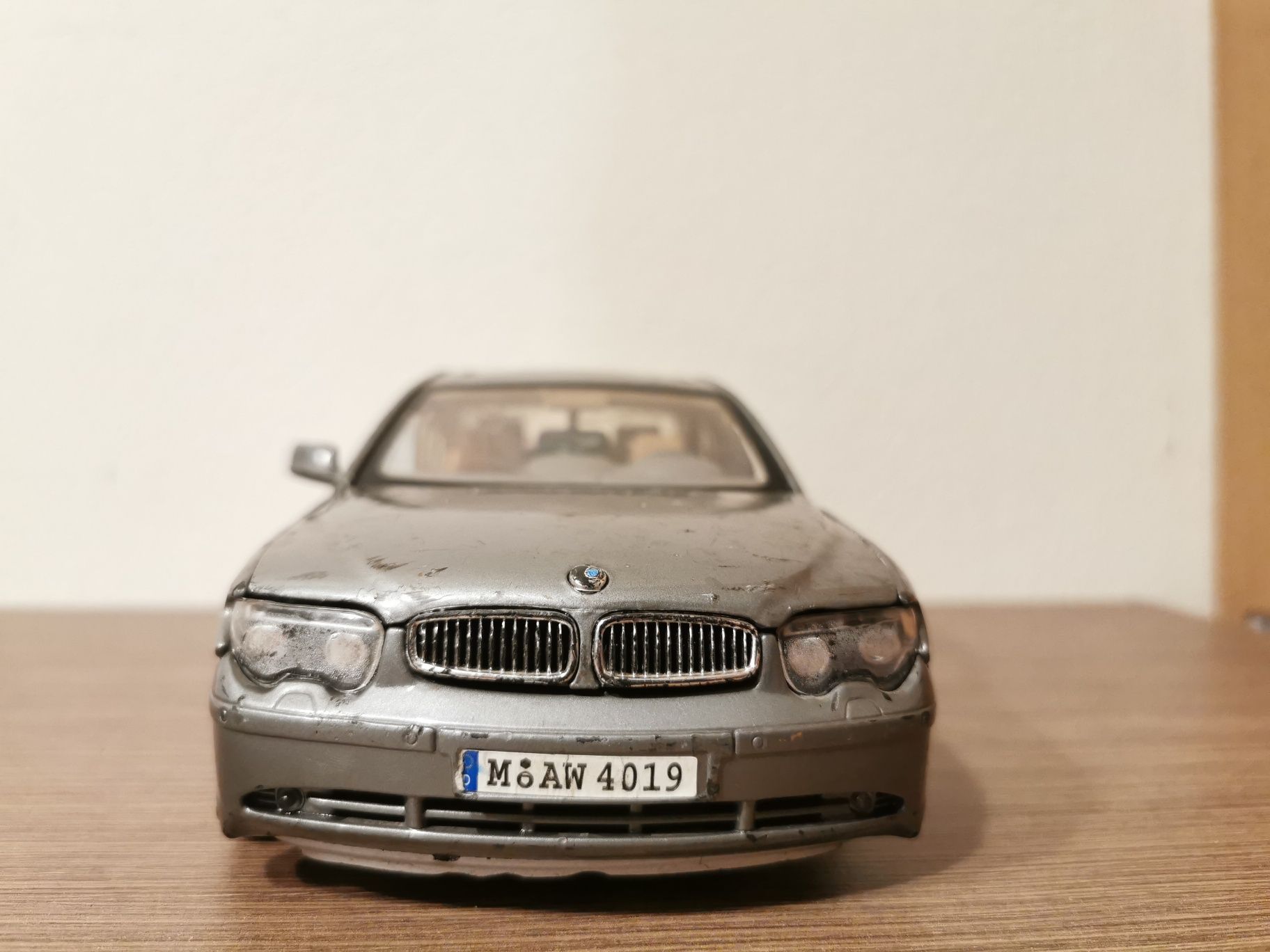 BMW 745i model Motor Max 1:18 kiepski stan