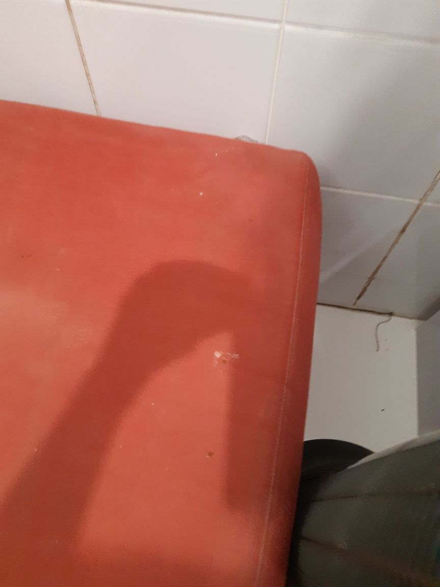 Puff vermelho, cadeirão, sofá