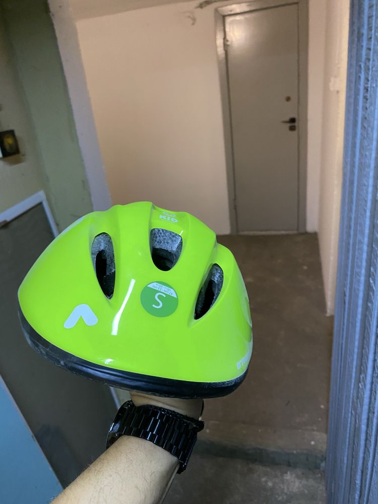 Kask rowerowy zółtozielony.