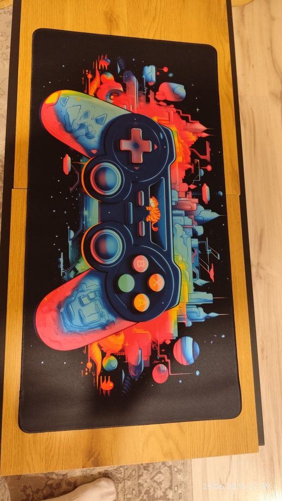 Kolorowa mata na biurko z motywem retro pada – idealna dla graczy