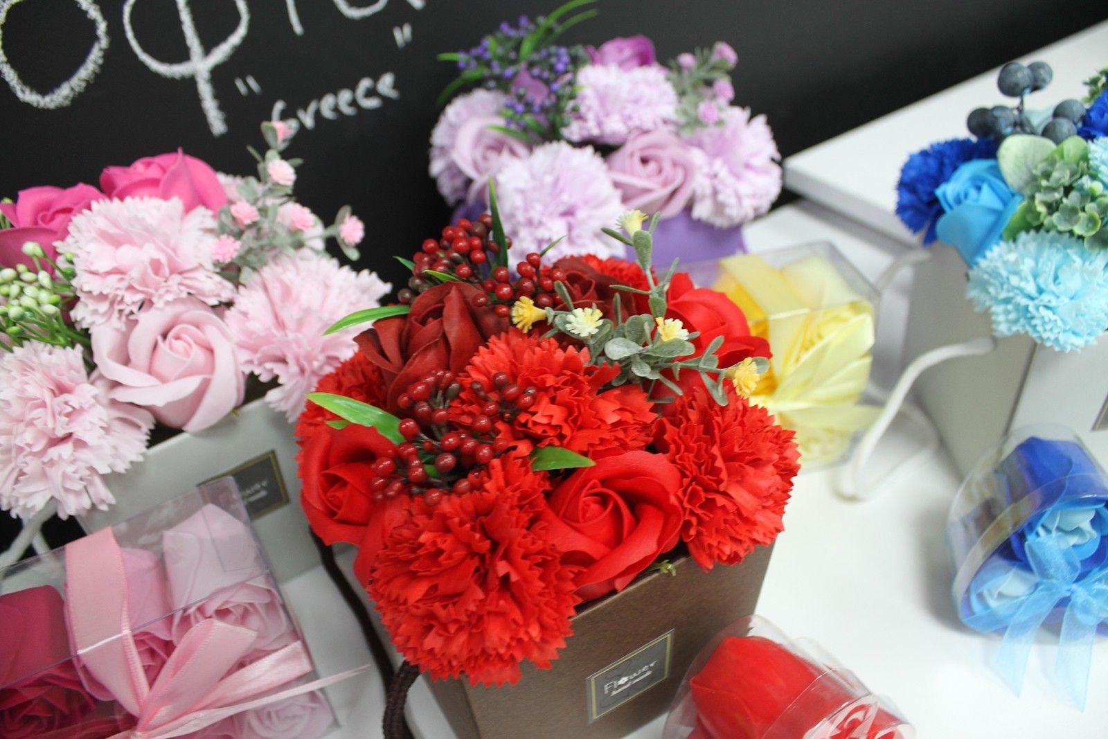Flowerbox Mydlany Bukiet Kwiatowy Czerwone Róże i Goździki Walentynki