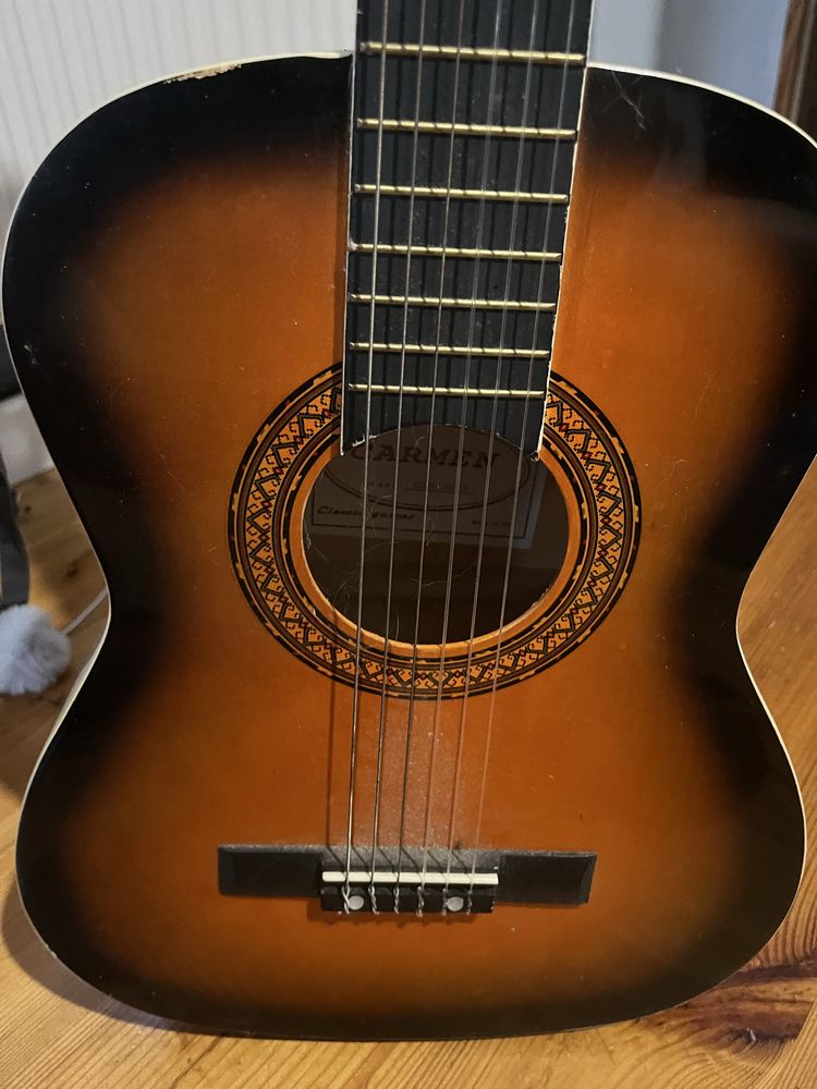 gitara używana w stanie nienaruszonym