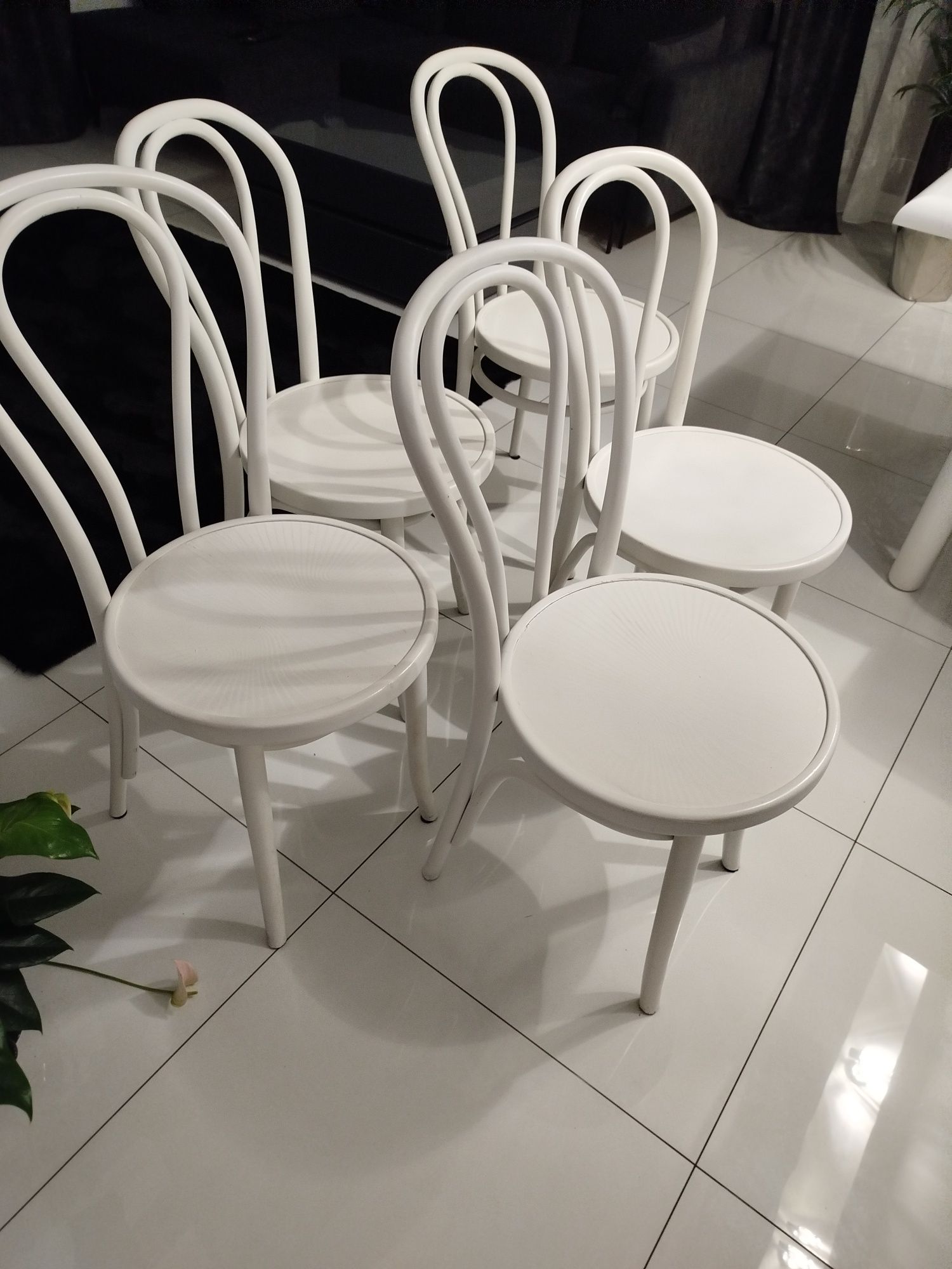 Sprzedam krzesła z drewna nie plastikowe