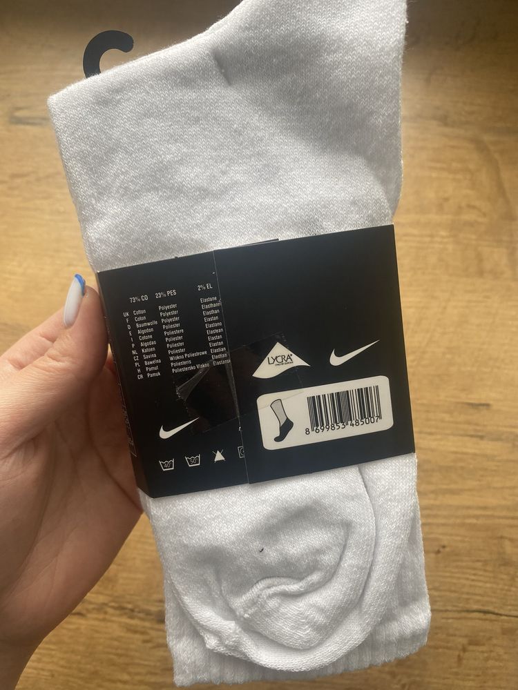 Białe skarpetki nike