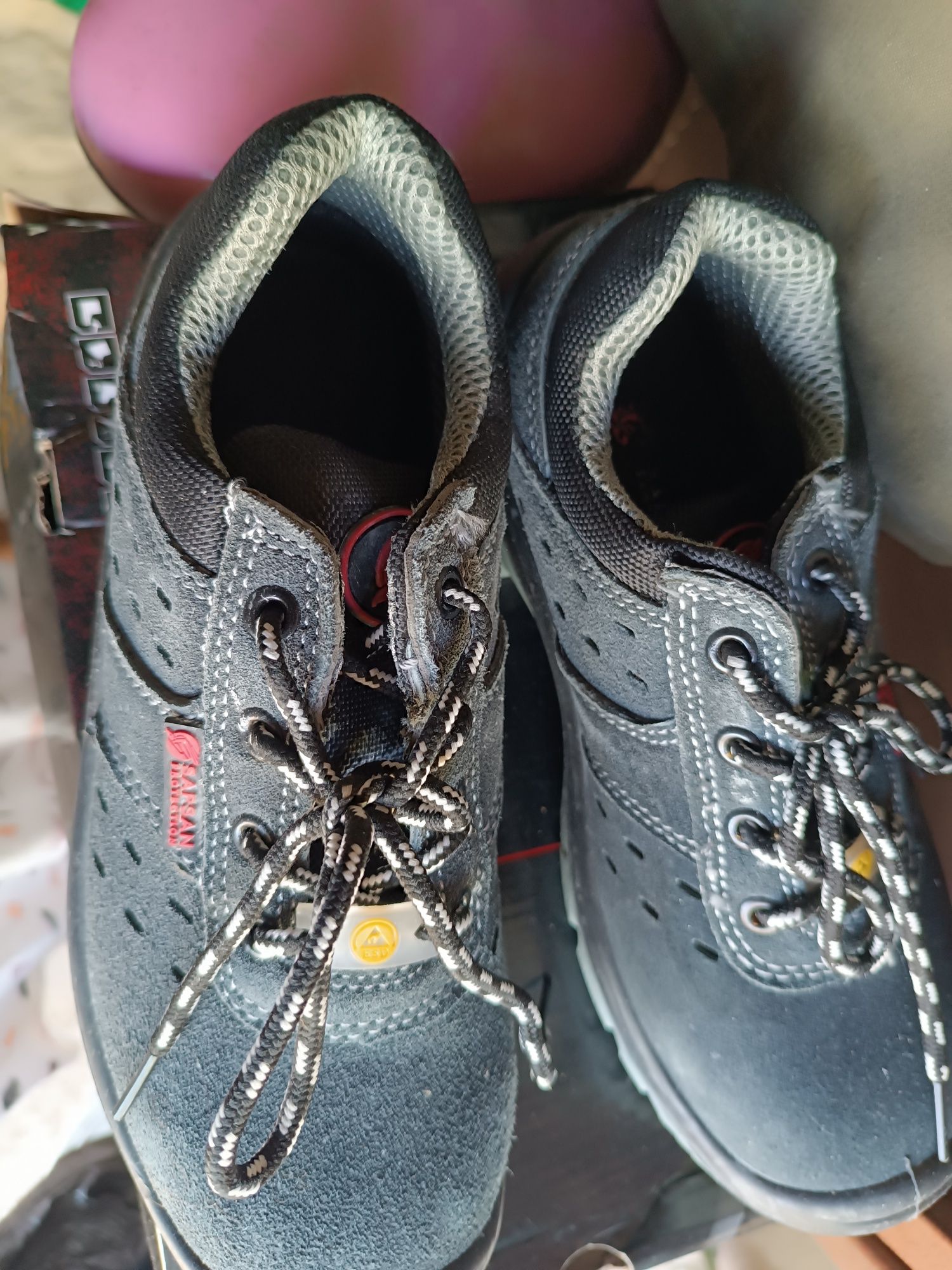 sapatos para trabalho.  Sapsan