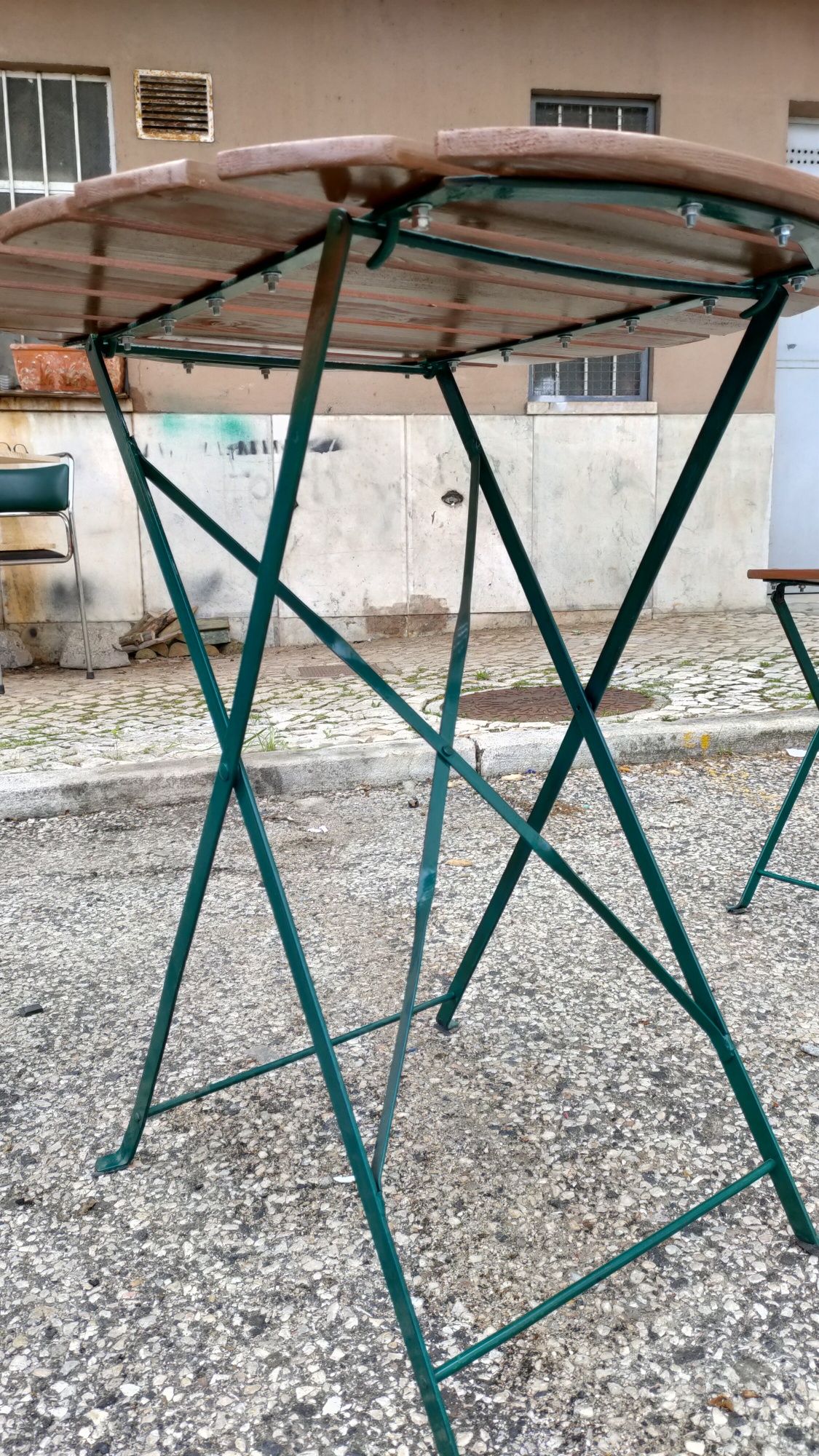 Mesa e cadeiras de jardim rústico