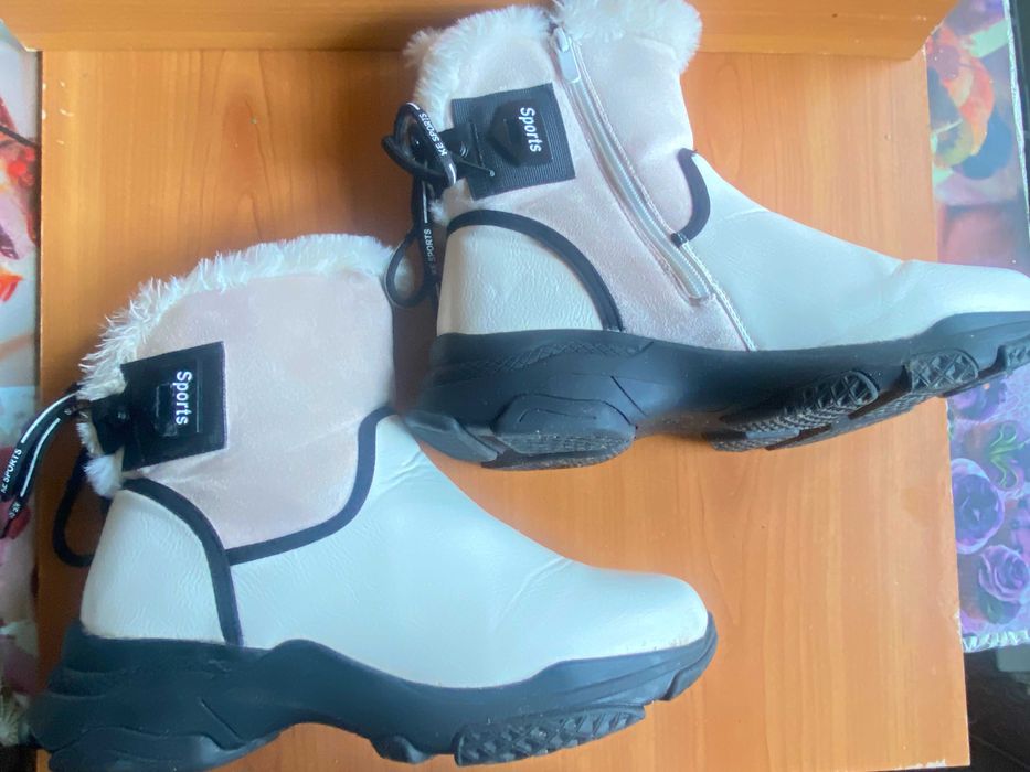 Зимові черевики. Жіночі. 41р. на 40 грн.