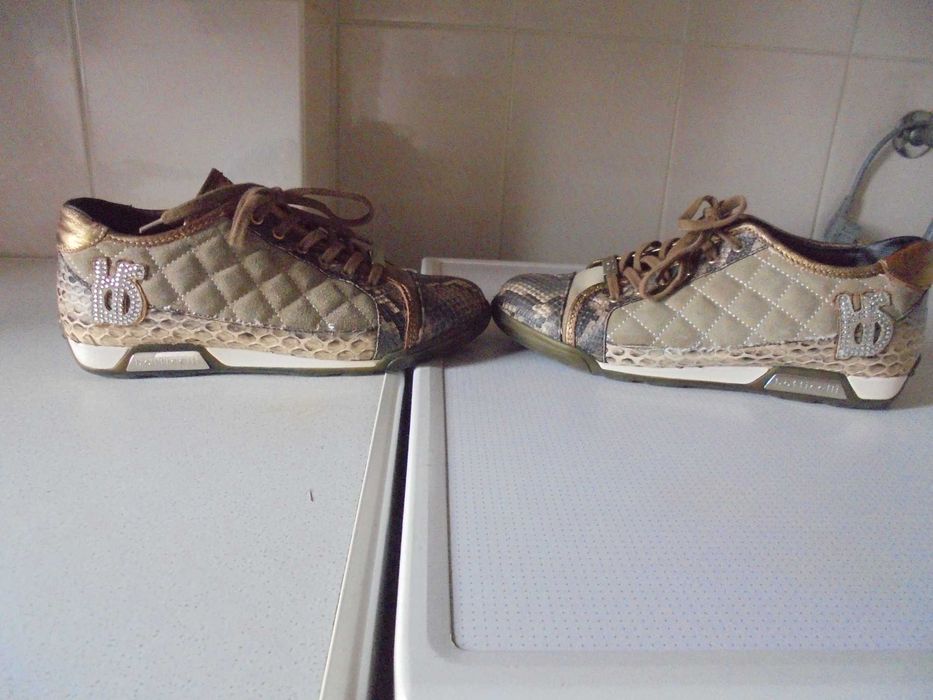 ténis de senhora muito práticos