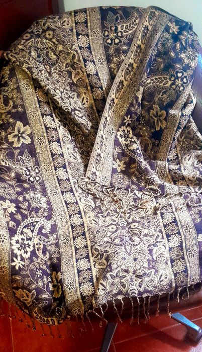 Lenços pretos e outros