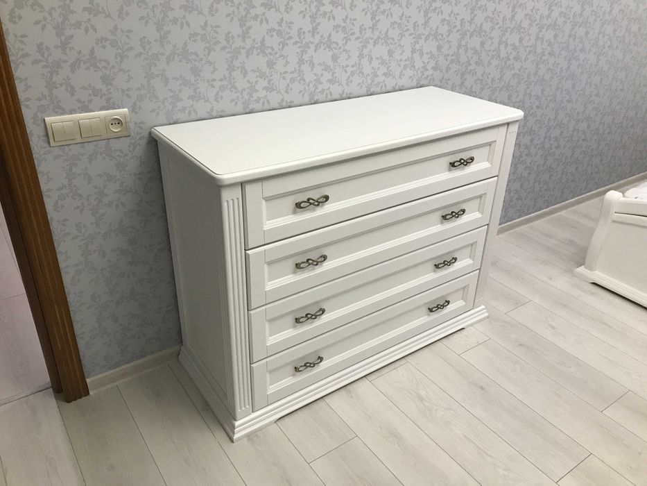 Білий комод з дерева та МДФ в Одесі, дерев'яний комод на 4 ящики