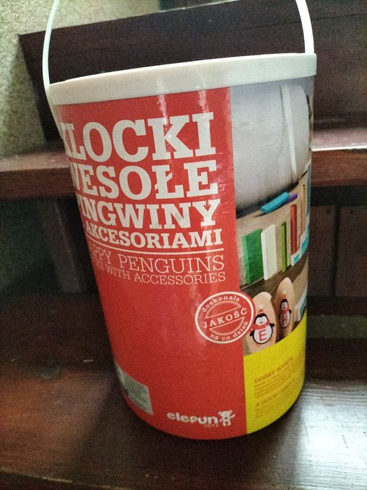 Wesołe klocki drewniane we wiaderku