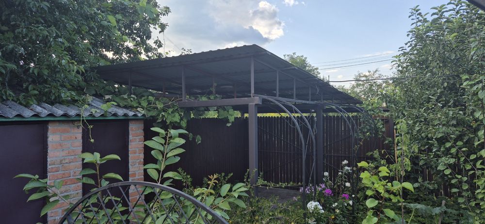 Продам шикарну дачу в якій можна жити поруч блакитні озера