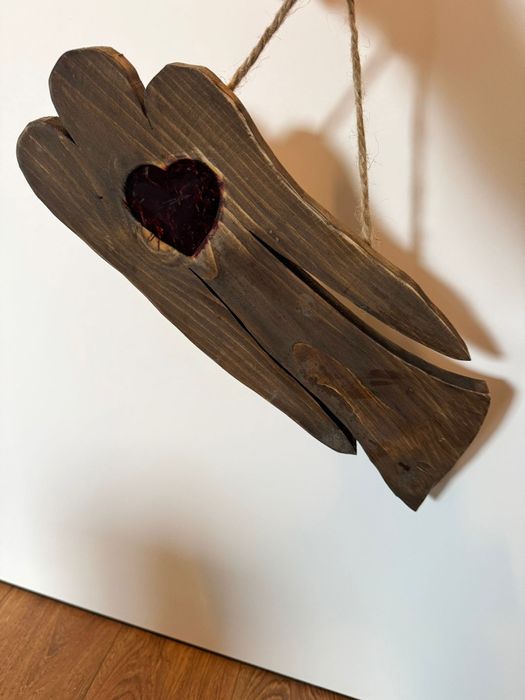 Anioł z drewna z sercem z żywicy – rękodzieło