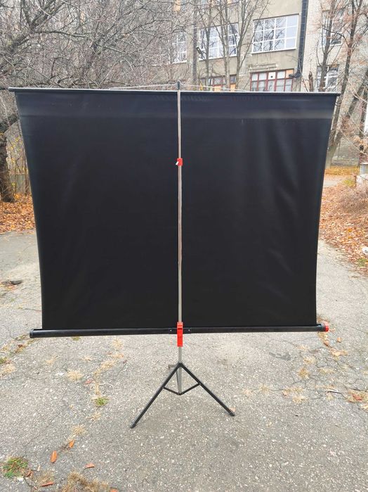 Екран для проектора на тринозі