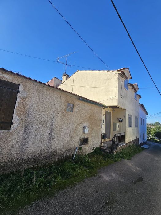 Vivenda + Terreno  T3 Tomar - 40.000€