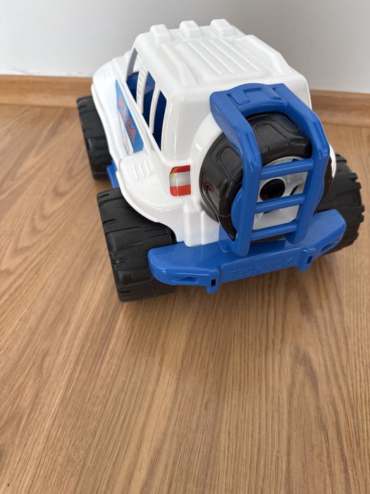 Подіцейська машина і кран