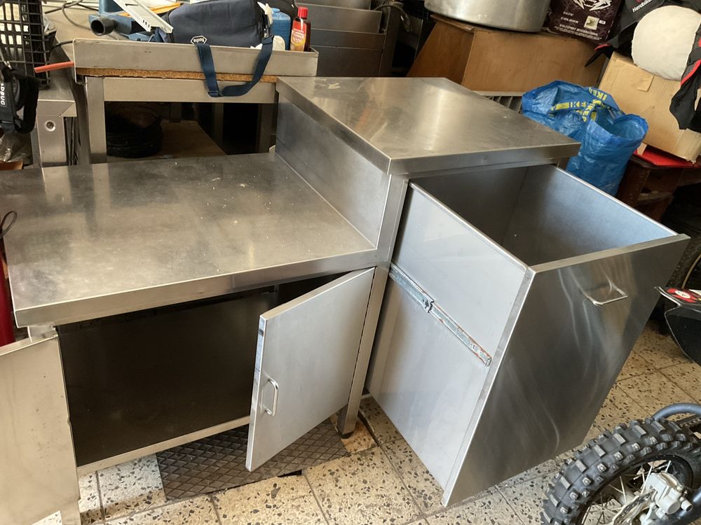 Bancada fechada com portas de abrir